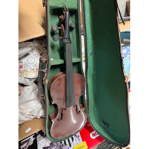 25 - OLD VIOLIN & CASE (A/F)