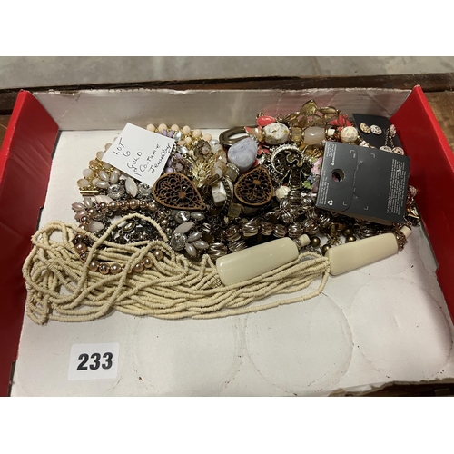 233 - SELECTION OF GOLD & VARIOUS COLOURS OF COSTUME JEWELLERY NECKLACES, EARRINGS, BROACHES, BRACELETS ET... 