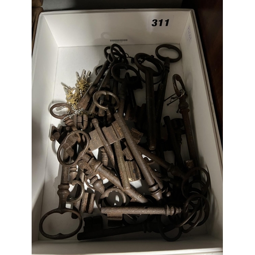 311 - QUANTITY OF MIXED OLD KEYS