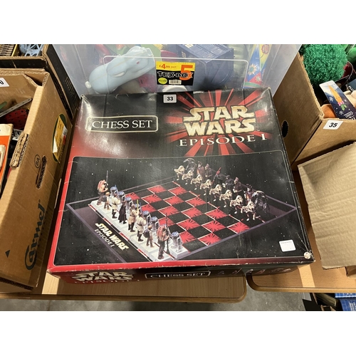 33 - STAR WARS CHESS SET