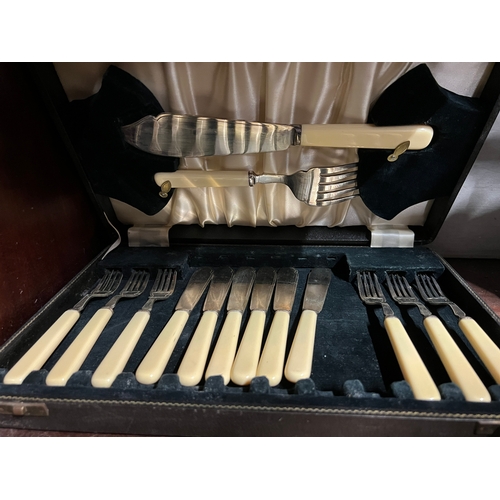 322 - CASED FISH SERVERS, KNIVES & FORKS