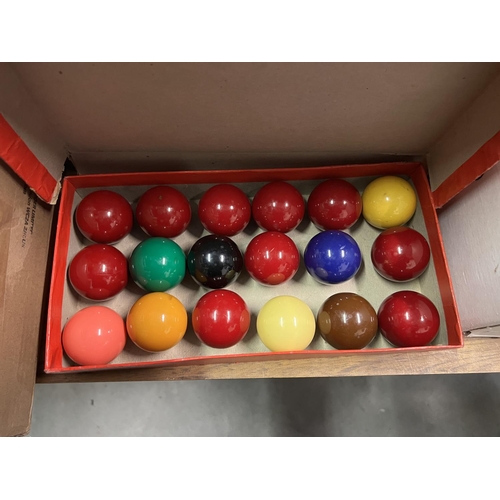 124 - SNOOKER/POOL BALL SET