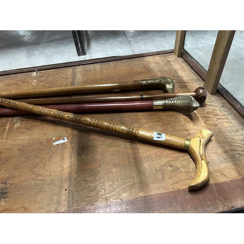 195 - X4 CANES WITH FLASKS