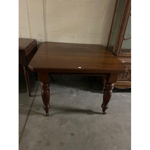 464 - DINING TABLE