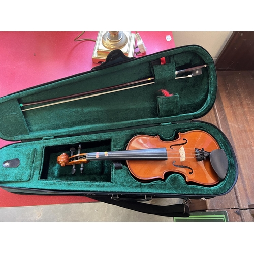 194 - STENTOR 1/4 SIZE STUDENT VIOLIN & BOW IN CASE (VERY GOOD CONDITION)