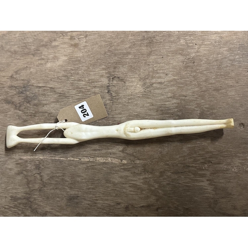 204 - OLD NOVELTY BACK SCRATCHER