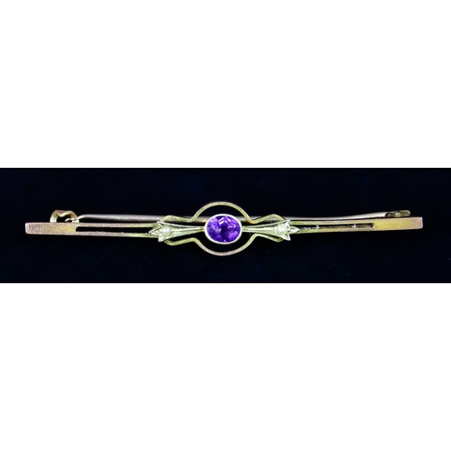610 - A 15ct Gold Amethyst and Pearl Set Bar Brooch, 60mm overall, gross weight 2.7g
