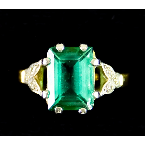 620 - An 18ct Gold Green Tourmaline and Diamond Ring, set with a faceted green tourmaline stone of approxi... 