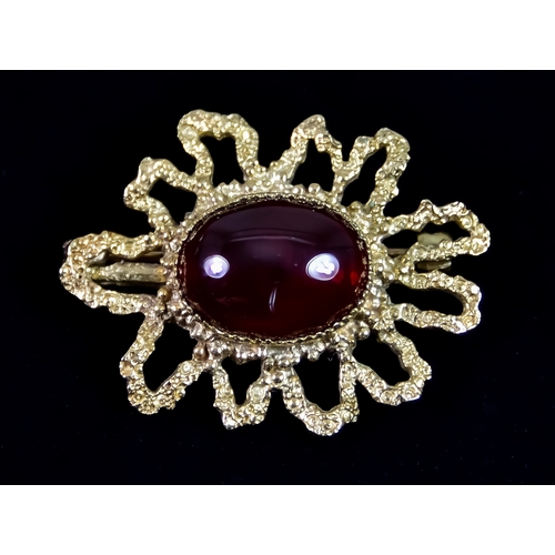 626 - A 9ct Gold Mounted Cabochon Garnet Set Brooch or Pendant at Will, 38mm x 28mm, total gross weight 9g