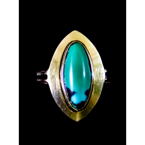 630 - A 9ct Gold Turquoise Ring, set with a centre cabochon turquoise stone, size K, total gross weight 3.... 