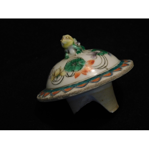205 - Oriental baluster vase with lid with painted scenes and text + oriental vase with lid
-heights 25½cm... 