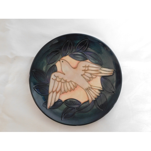 228 - 1993 Moorcroft Dove year plate by Sally Tuffin #418/500
-diameter 22cm (8¾
