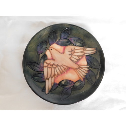 230 - 1993 Moorcroft Dove year plate by Sally Tuffin #8/500
-diameter 22cm (8¾