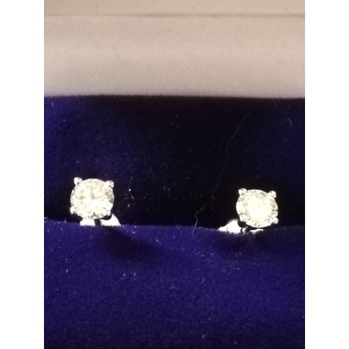 29 - Pair of diamond stud earrings 0.7ct