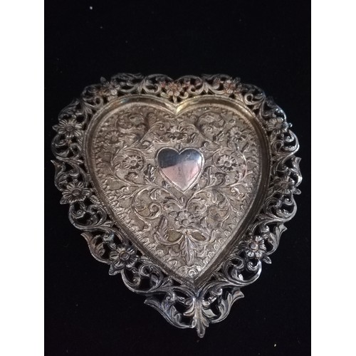 91 - Unmarked white metal heart shaped dish
-107g (3.4oz) & 5¾