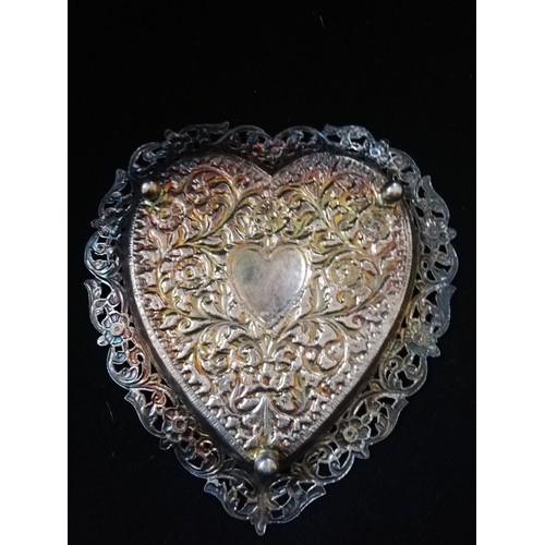 91 - Unmarked white metal heart shaped dish
-107g (3.4oz) & 5¾