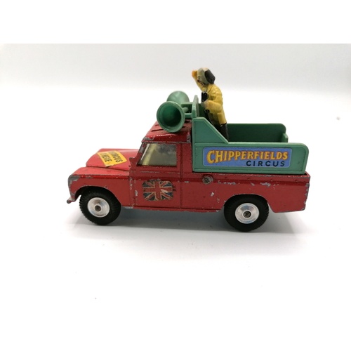 33 - Corgi land rover - Chipperfields Circus Parade vehicle complete with clown