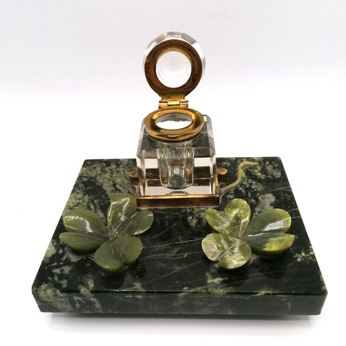 159 - Green marble inkwell decorated with 2 shamrock / clover leaves on brass ball feet - 5¼