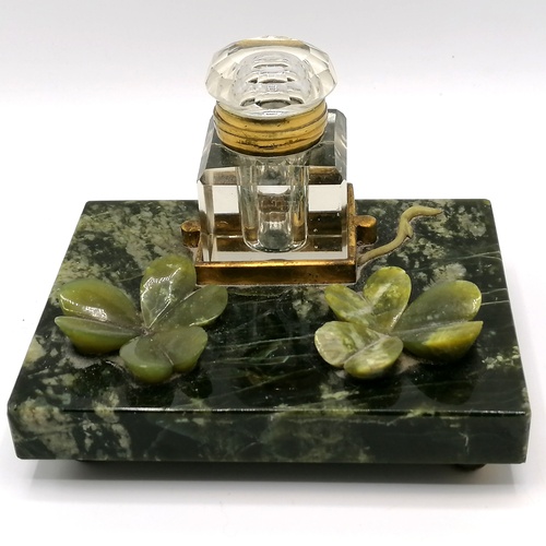 159 - Green marble inkwell decorated with 2 shamrock / clover leaves on brass ball feet - 5¼