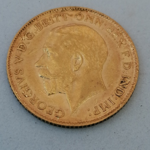 219 - 1914 George V HALF sovereign