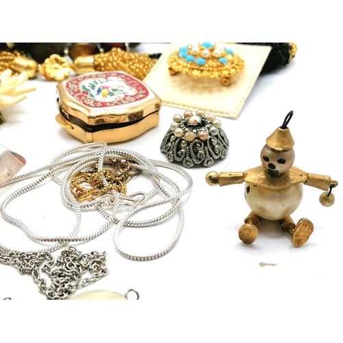 276 - Quantity of vintage jewellery including a gilt metal and pearl reticulated figure