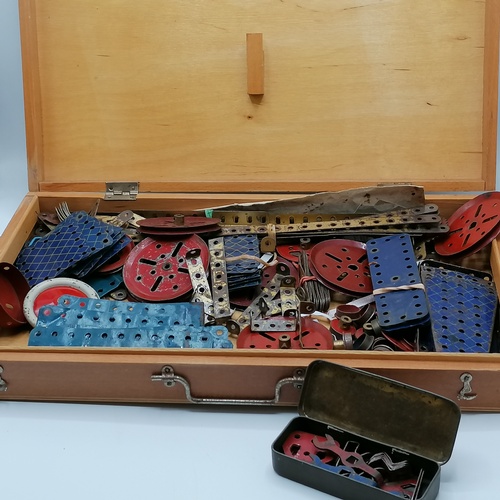 589 - Box containing vintage Meccano