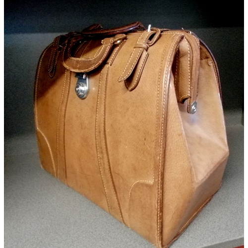 707 - Vintage brown leather travel bag, width 14