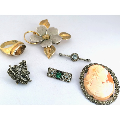 228 - Quantity of antique and other silver jewellery, incl. a marcasite and green stone brooch, a marcasit... 