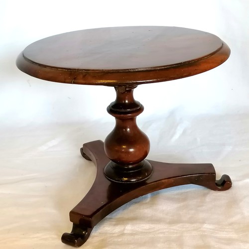 118 - Apprentice made flame mahogany miniature table - diameter 8½