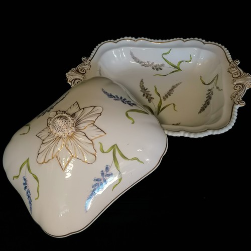 128 - Large quantity of Flight Barr & Barr, Royal Worcester & similar bluebell patterned dinnerware inc 38... 