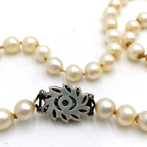 135 - Quality strand of cultured pearls with a white metal clasp set with white stones - approx 7.5mm in d... 