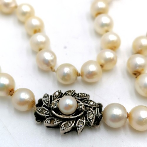 135 - Quality strand of cultured pearls with a white metal clasp set with white stones - approx 7.5mm in d... 