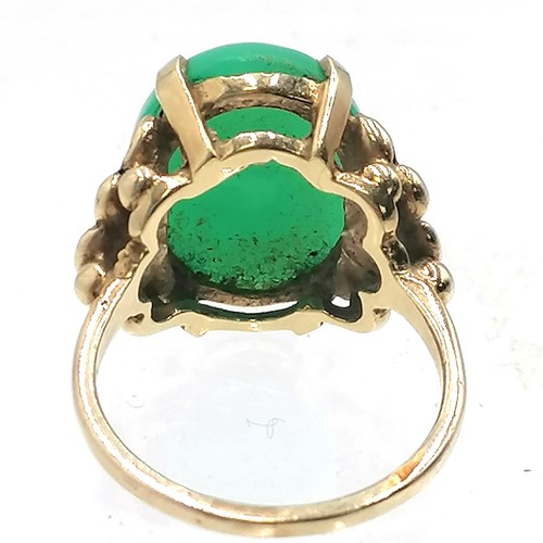 161 - 14ct gold green cabochon stone ring