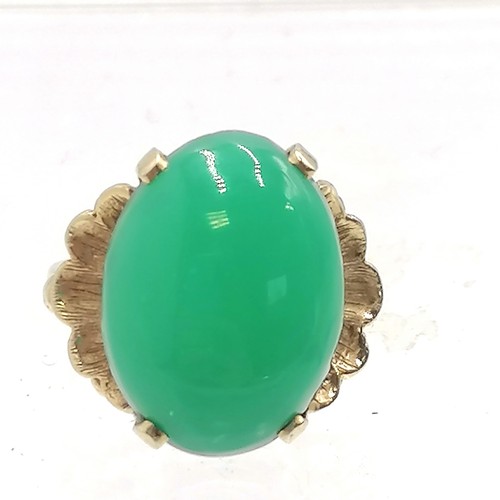 161 - 14ct gold green cabochon stone ring