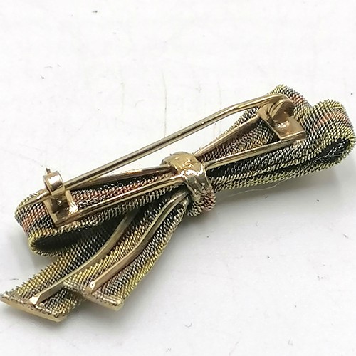 162 - 9ct tri-colour gold mesh bow brooch - 1¾