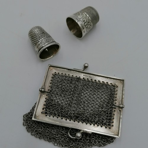 257 - Silver mesh purse + 2 silver thimbles (1 by Charles Horner) - weight 34.4g