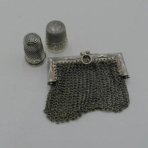 257 - Silver mesh purse + 2 silver thimbles (1 by Charles Horner) - weight 34.4g