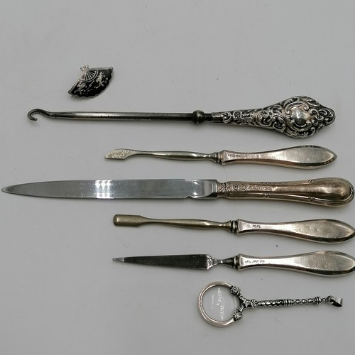 266 - 925 silver magnifying glass t/w various knives / tools etc (some silver handled) & a Stratton compac... 