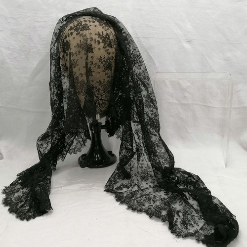 464 - 2 boxes of black lace incl. a veil worn for an audience with the pope.