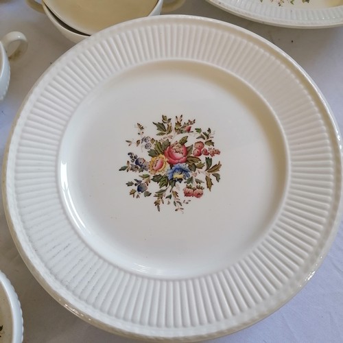 508 - Large quantity of Wedgwood Queensware Conway dinner and teaware, 5 pieces chipped