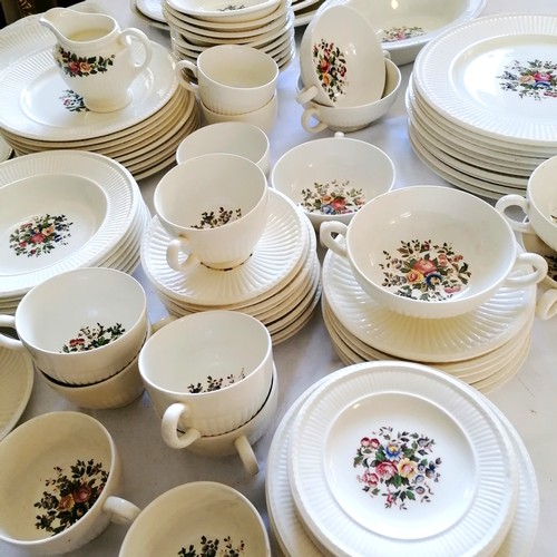 508 - Large quantity of Wedgwood Queensware Conway dinner and teaware, 5 pieces chipped