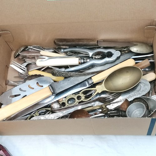 29 - Qty of cutlery inc cased cutlery