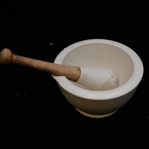 132 - Vintage kitchen items inc mortar & pestle