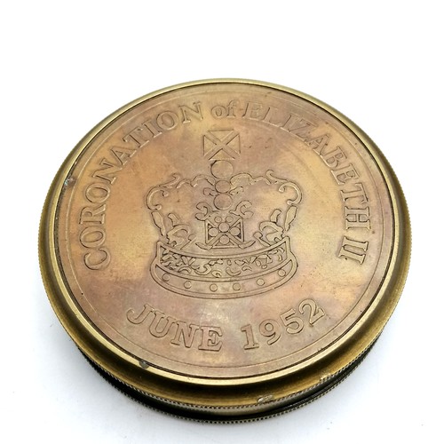 150 - Commemorative brass cased desk compass/calendar, coronation of queen Elizabeth II - 3