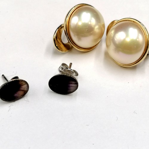 219 - Qty of costume earrings inc clip-on t/w silver & pearl pair + a silver blue john earrings