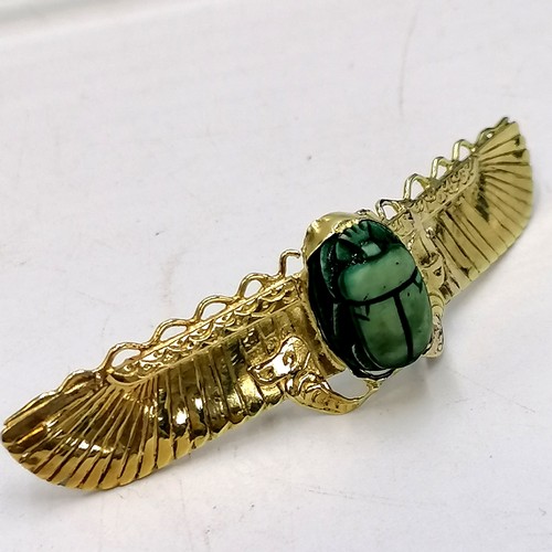 227 - High carat Egyptian Revival scarab brooch, 4.7g total weight, 6cm across