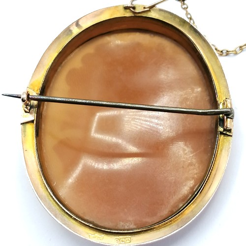 270 - 9ct gold mounted cameo brooch (with safety chain) - height 2