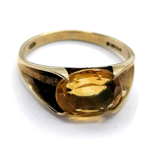 286 - 9ct gold yellow stone set ring - total weight 2.6g