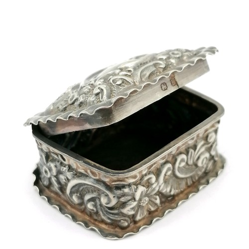 400 - 1898 antique small silver embossed lidded box by Harry Synyer & Charles Joseph Beddoes - 1½