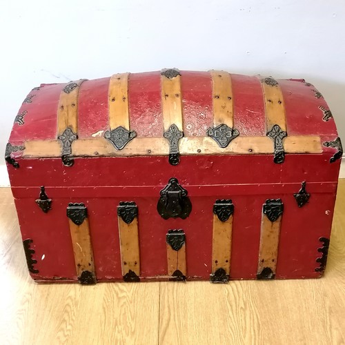 694 - Antique wooden domed trunk with metal mounts in a red finish - 36